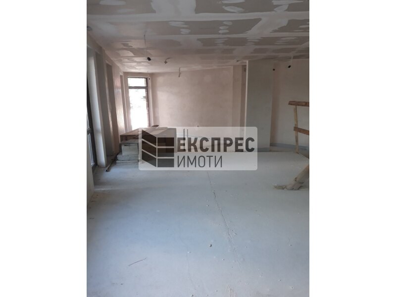 Необзаведен Търговско помещение