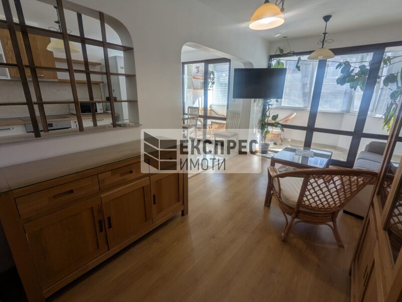 Обзаведен Тристаен апартамент, Окръжна болница