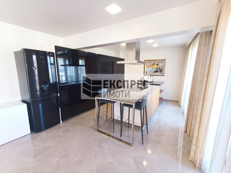 Обзаведен Четиристаен апартамент, Център