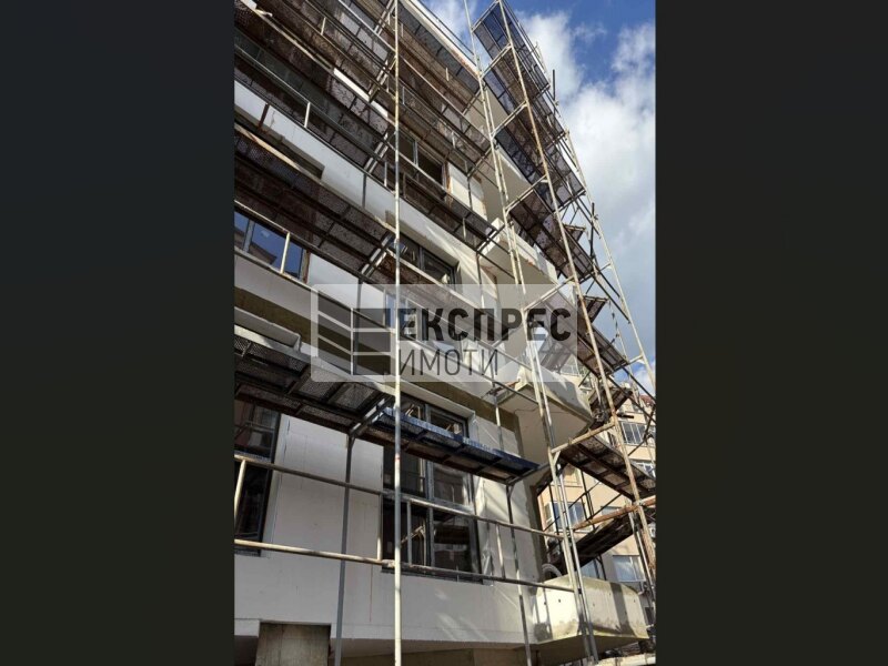 В строеж Тристаен апартамент