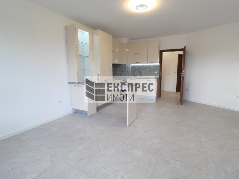 Полуобзаведен Тристаен апартамент