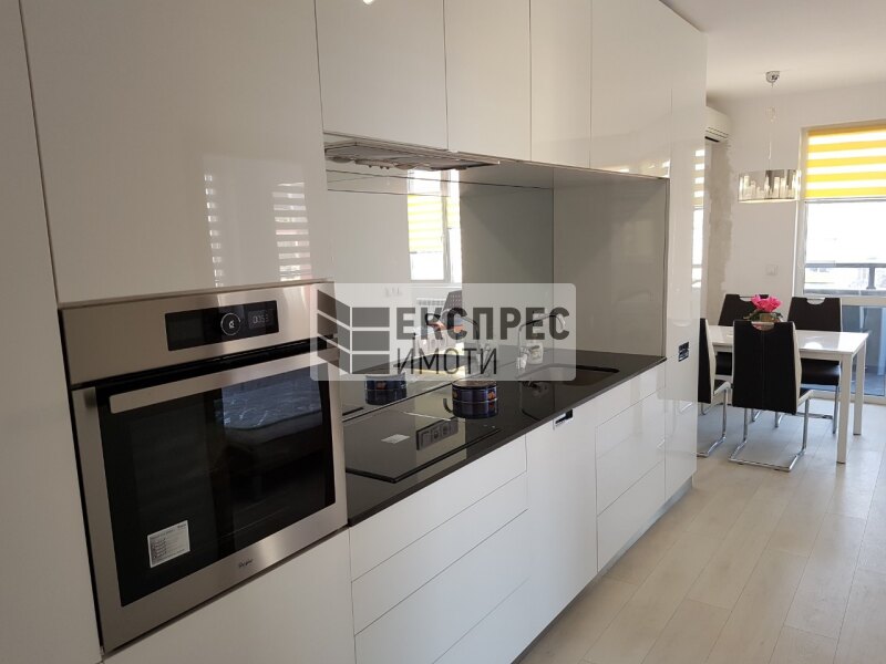 Нов, Луксозно Обзаведен Тристаен апартамент