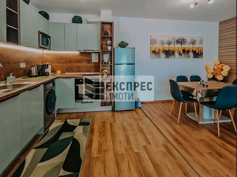 ОБЗАВЕДЕН Тристаен апартамент