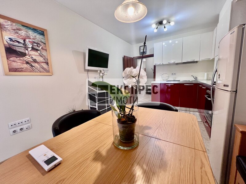 Обзаведен с две бани Тристаен апартамент