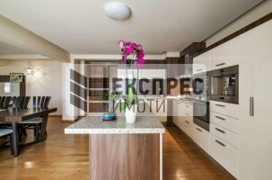  Große Wohnung, Greek area