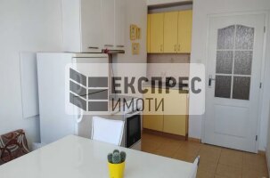 Обзаведен Тристаен апартамент, Червен площад