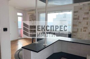 Обзаведен Тристаен апартамент, Колхозен пазар