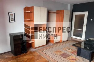 Обзаведен Тристаен апартамент, Колхозен пазар