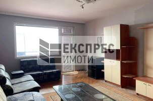 Обзаведен Тристаен апартамент, Колхозен пазар