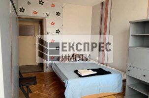 Обзаведен Тристаен апартамент, Колхозен пазар