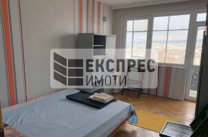 Обзаведен Тристаен апартамент, Колхозен пазар