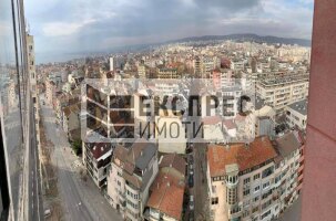 Обзаведен Тристаен апартамент, Колхозен пазар