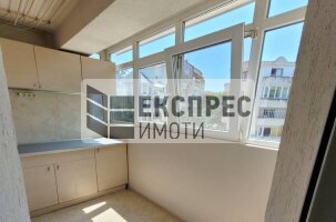 Обзаведен Тристаен апартамент, Лятно кино Тракия