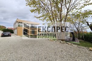 Haus, Trakata