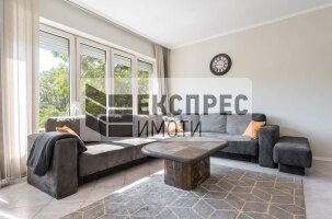 обзаведен Тристаен апартамент, Окръжна болница