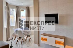 Обзавeден Двустаен апартамент, Операта