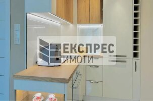 Обзавeден Двустаен апартамент, Операта