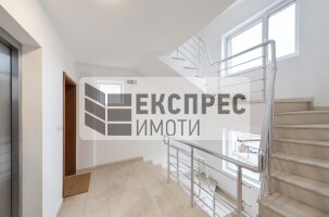 Обзаведен,нов Тристаен апартамент, Център