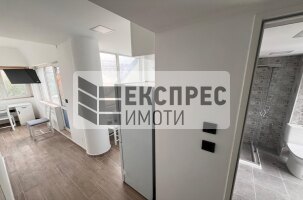  Studio, Greek area