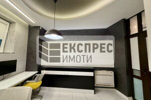 Furnished Office, Center