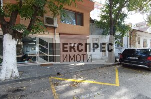 DOUBLE PARKSPOT Garage, Red Square