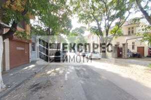 DOUBLE PARKSPOT Garage, Red Square