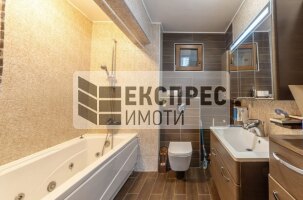 Обзаведен Тристаен апартамент, Център
