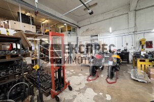  Warehouse, Mladost 1