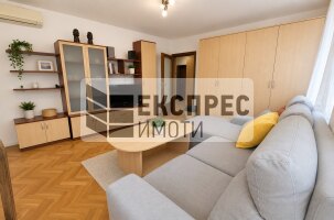 Обзаведен Тристаен апартамент, Червен площад