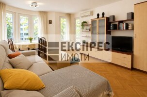 Обзаведен Тристаен апартамент, Червен площад