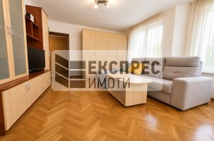 Обзаведен Тристаен апартамент, Червен площад