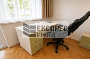 Обзаведен Тристаен апартамент, Червен площад