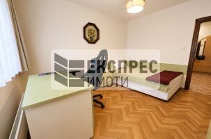 Обзаведен Тристаен апартамент, Червен площад