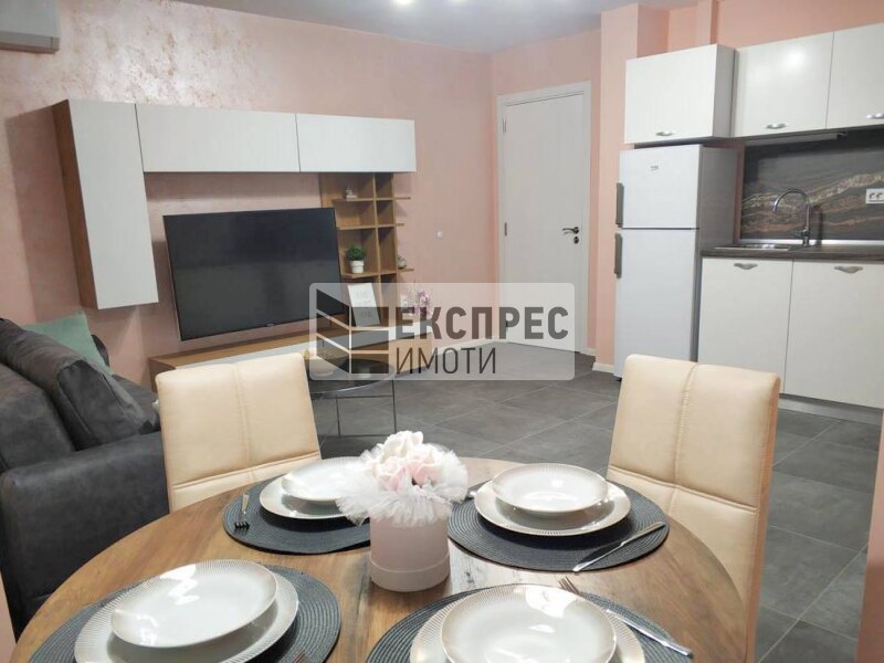 Neu, Möbliert 1 Schlafzimmer Wohnung