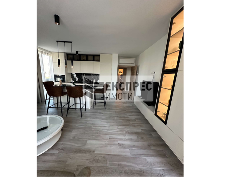 Neu, Möbliert, Luxuriös 2 Schlafzimmer Wohnung