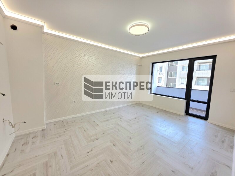 HEОБЗАВЕДЕН Двустаен апартамент