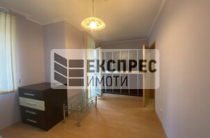 Обзаведен Тристаен апартамент, Лятно кино Тракия