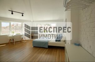 Studio, Center