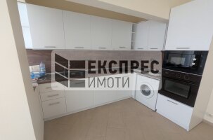 Обзавeден Тристаен апартамент, Център