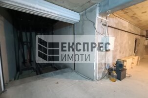 DOUBLE PARKSPOT Garage, Red Square