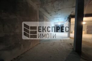 DOUBLE PARKSPOT Garage, Red Square